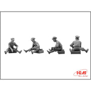 ICM 35471 1/35 Admiral Cabriolet WWII German Staff Car with Figures 4823044402601