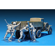 MiniArt 1/35 Pushing Soviet Soldiers Model Kit