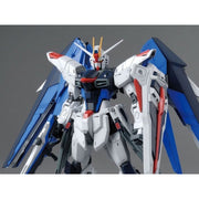 Bandai 5061611 MG 1/100 Freedom Gundam Ver.2.0