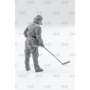 ICM 35901 1/35 Chernobyl 1 Radiation Monitoring Station ZiL-131KShM Truck and 5 Figures