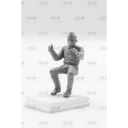 ICM 35901 1/35 Chernobyl 1 Radiation Monitoring Station ZiL-131KShM Truck and 5 Figures