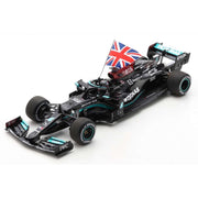 Spark SP18S599 1/18 Mercedes AMG W12 E Performance No. 44 Lewis Hamilton Winner 2021 British GP Figurine Holding British Flag