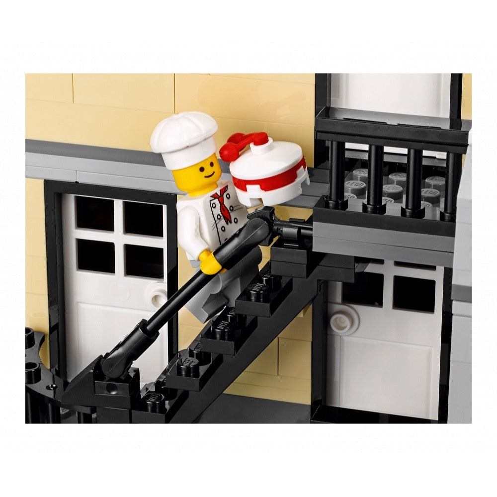 LEGO 10255 Creator Expert Assembly Square – Metro Hobbies